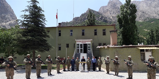 Bakan Akar güvenlik korucularının bayramını kutladı