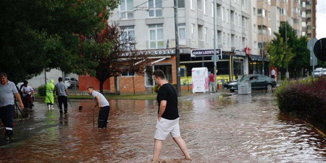 Eskişehir'de sağanak, su baskınlarına neden oldu