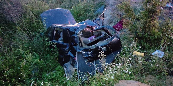 Takla atan otomobildeki anne öldü, ikiz bebekleri ve eşi yaralandı