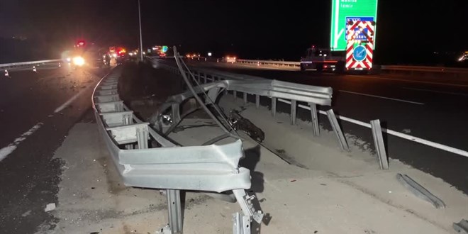 İzmir Otoyolu'nda otomobil bariyerlere çarptı, 3 kişi öldü, 2 kişi yaralandı