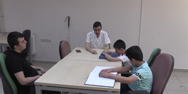 Görme engelli müezzin kabartma harflerle Kur'an-ı Kerim öğretiyor