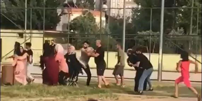 Kadınların kavgası erkekleri aratmadı, olan çocuklara oldu