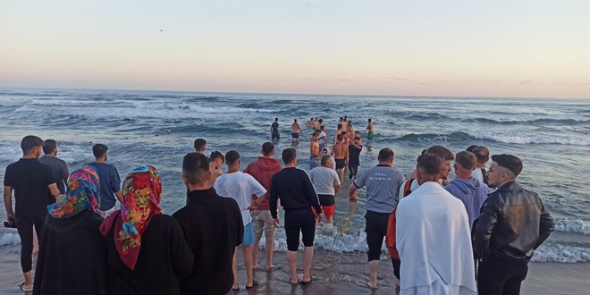 Kocaeli'nin Kandıra ilçesinde denize giren 2 kişiden biri boğuldu, diğeri aranıyor
