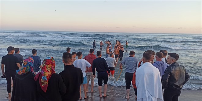 Kocaeli'nin Kandra ilesinde denize giren 2 kiiden biri bouldu, dieri aranyor