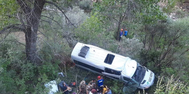 Tunceli'de minibüsün şarampole devrilmesi sonucu 19 kişi yaralandı