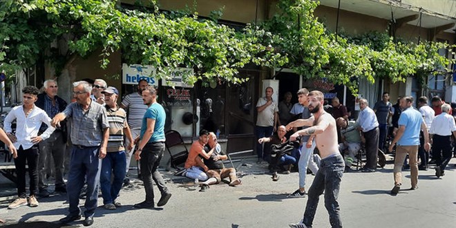 Otomobille kaçarken kahvenin önünde oturanlara çarptı: 7 yaralı