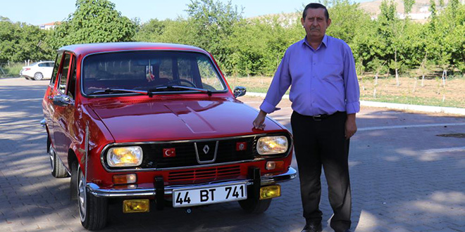 1975 model otomobiline çocuğu gibi bakıyor. Fiyatı dudak uçuklattı