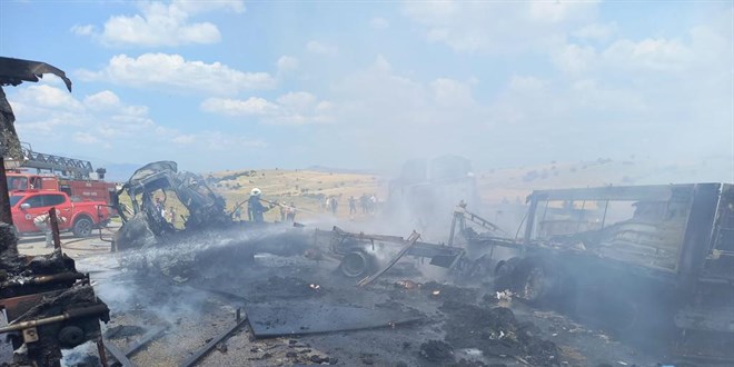 Antalya'da kamyonet ile tırın çarpıştığı kazada 3 kişi öldü, 1 kişi yaralandı