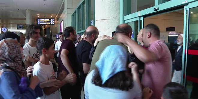 Yurda dönen hacılar, Esenboğa Havalimanı'nda yakınlarınca karşılandı