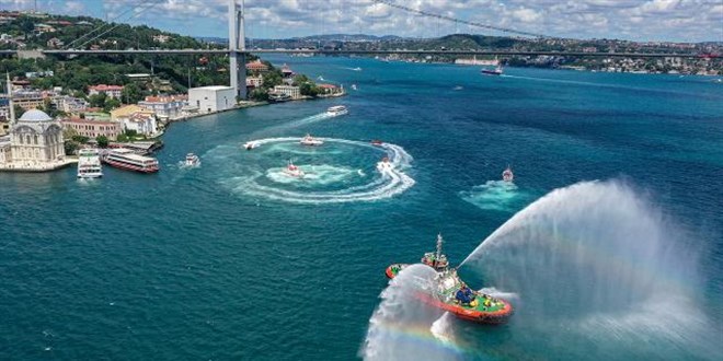 Kıyı Emniyeti'nden deniz araçlarıyla saygı seyri