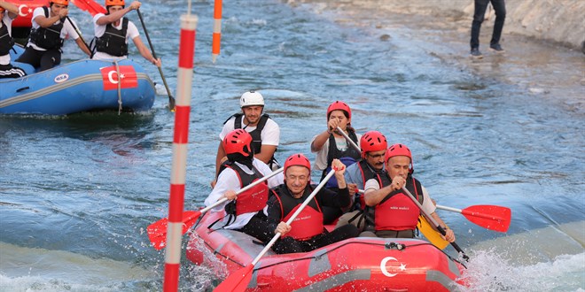 Cumhurbaşkanı Yardımcısı Oktay ve Bakan Kirişci Yozgat'ta rafting yaptı