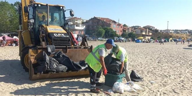 Nüfus 1 milyona çıktı, tatilcilerden geriye tonlarca çöp kaldı