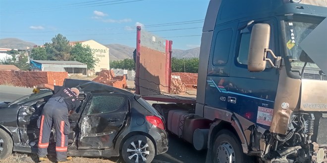 Malatya'da tırla çarpışan otomobilin sürücüsü yaralandı