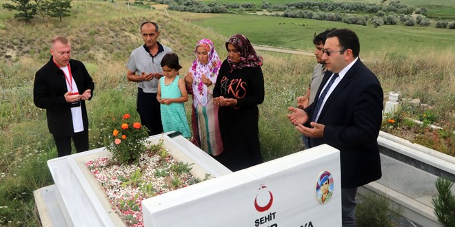 15 Temmuz Derneğinden şehitlik unvanı verilen erin kabrine ziyaret
