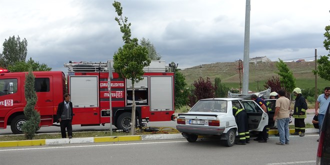 Çorum'da aydınlatma direğine çarpan otomobildeki 3 kişi yaralandı