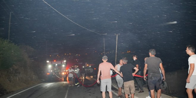 Çeşme'de çıkan yangına müdahale ediliyor