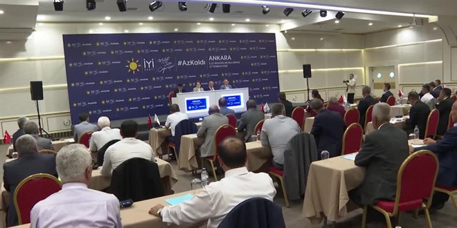 Akşener, partisinin İç Anadolu Bölgesi ilçe başkanlarıyla görüştü