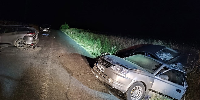Düğün yemeğinden dönen araçlar kaza yaptı 1 kişi öldü