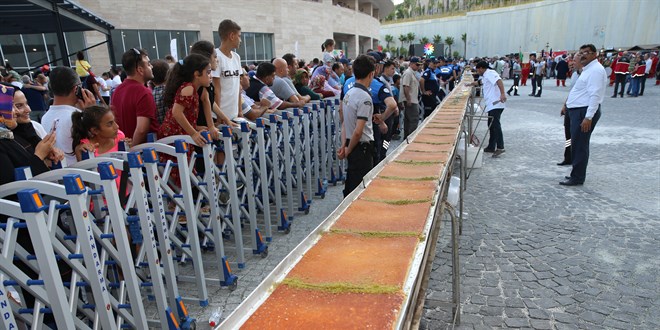 Hatay'ın ana vatana katılmasının yıl dönümünde 83 metrelik künefe yapıldı