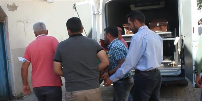 İzmir'de eşi tarafından öldürülen kadın toprağa verildi