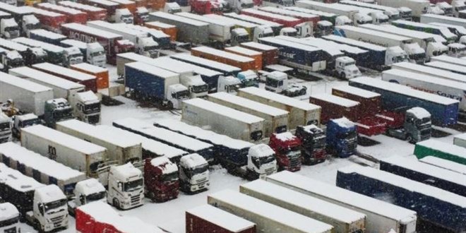 Kar fırtınası esareti: Binlerce araç sınırda mahsur kaldı