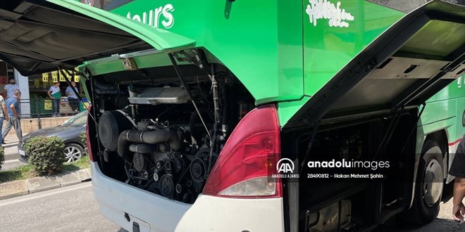 Tur otobüsünün motor kısmına saklanan 2 düzensiz göçmen yakalandı
