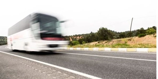 Kontrolden çıktığını düşündüğü otobüsten atlayarak can verdi