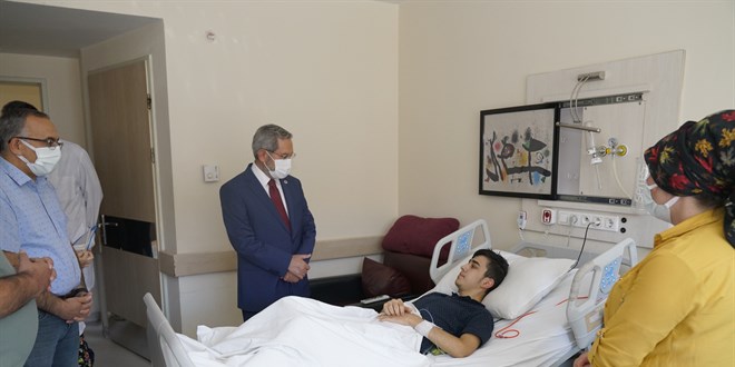 Ankara Üniversitesi Rektörü, içme suyundan etkilenen hastaları ziyaret etti