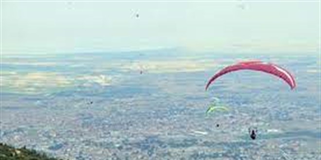 Konya'da düştüğü ormanlık alanda mahsur kalan yamaç paraşütçüsü kurtarıldı