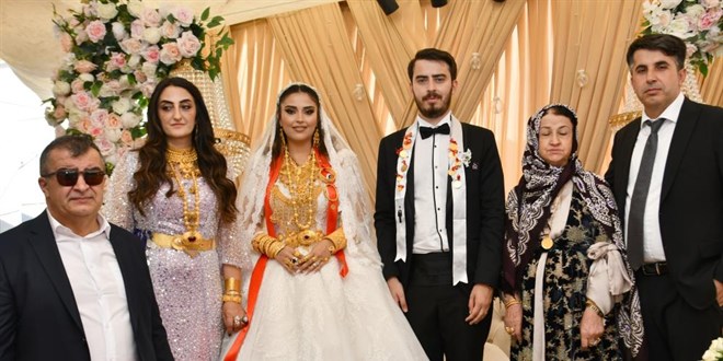 Düğünde geline 4 kilo altın, damada 3 milyon TL takıldı