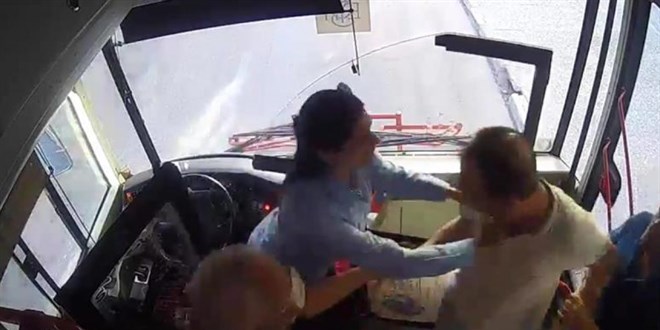 İzmir'de ESHOT'ta görevli kadın şoföre saldırı anı kamerada