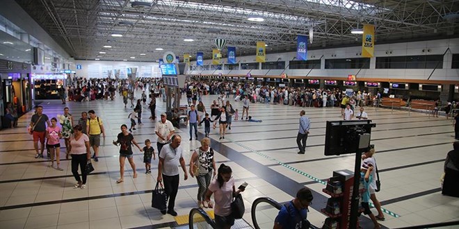 Antalya salgın sonrası günlük yabancı turist rekorunu kırdı