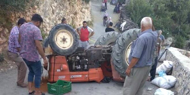 Mersin'de devrilen traktrn altnda kalan src ld, kars yaraland