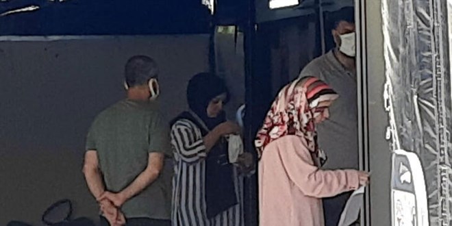 Koronavirüs testi için hastaneye gidenlerin 'maske' umursamazlığı
