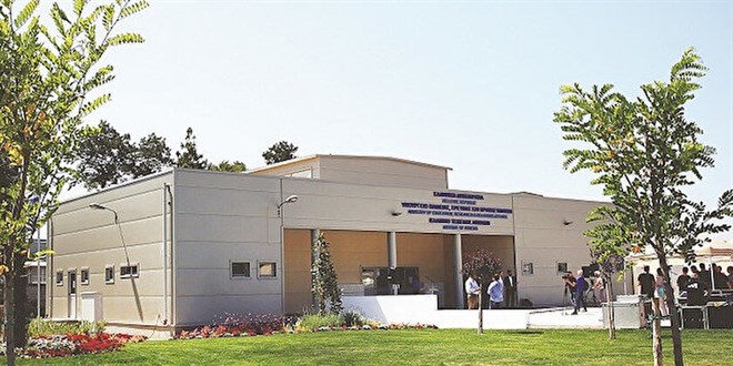 Atina Camii'nin 9 kişilik yönetiminde 5 Hıristiyan bulunması tepkilere neden oldu