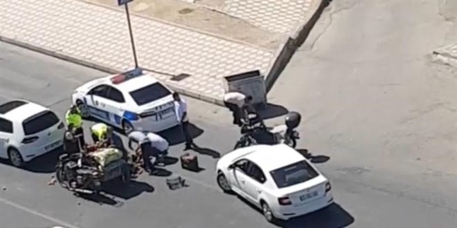 Yola savrulan meyve ve sebzeleri polisler topladı