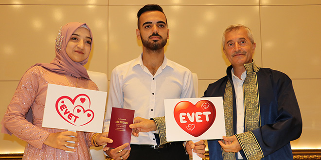 İşitme engelli çift nikah masasında işaret diliyle 'evet' dedi