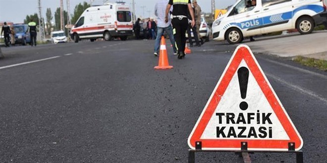 Konya'da tıra çarpan otomobildeki 3 kişi öldü, 1 kişi yaralandı