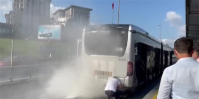 Metrobüs arızalandı, seferler kısa süreli aksadı