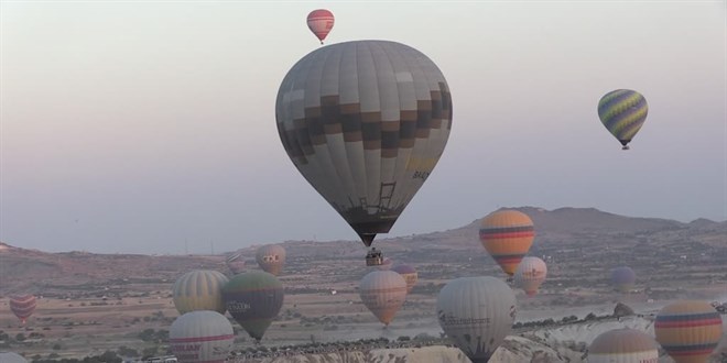 Kapadokya'nın ilk balon pilotu 35'nci yılını gökyüzünde pasta keserek kutladı