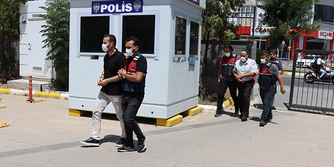 10 yıl önce toprağa gömülü bulunan 3 cesetle ilgili baba ve oğlu tutuklandı