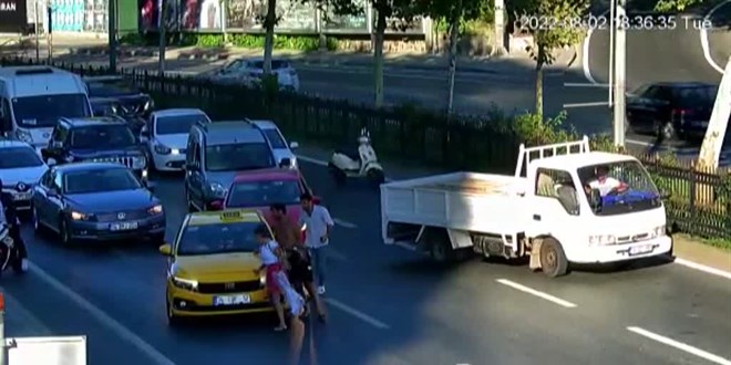 Tartıştığı taksiciyi durdurmak için kaputta yolculuk yaptı