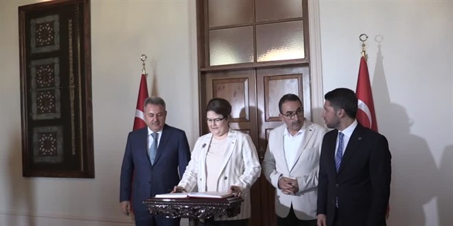 Derya Yanık, Adana'da ziyaretlerde bulundu