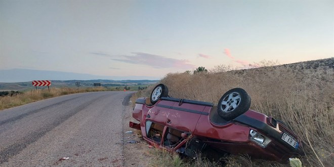 orum'da otomobil arampole devrildi, 3 kii yaraland