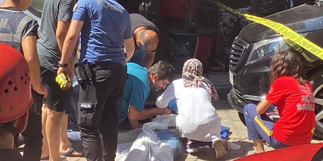 Cam silerken düşüp öldü, kocasının son bakışı yürekleri dağladı