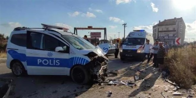Polis otosuna çarpıp kaçan sürücü 2 polis memurunu yaraladı