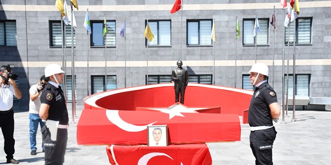 Oğlu tarafından öldürülen polis memuru, eşi ve çocuklarına veda edildi