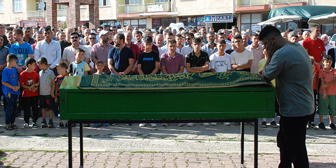 Paraşüt kazasında hayatını kaybeden okul müdürü defnedildi