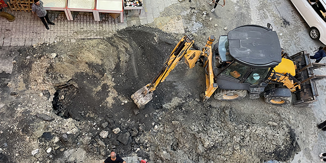 İSKİ kazısında su borusu patladı, üçüncü kattaki evi su bastı
