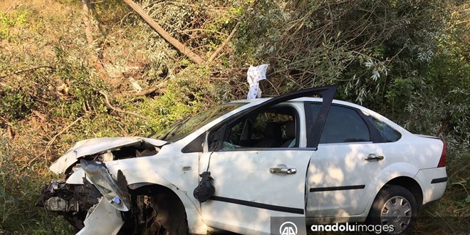 Tokat'ta şarampole düşen otomobildeki polis ile eşi ve çocuğu yaralandı